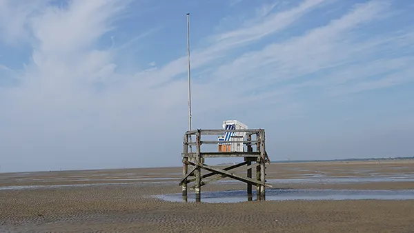 Strandkorb auf einem Podest am Strand von Böhl, Sankt Peter-Ording.