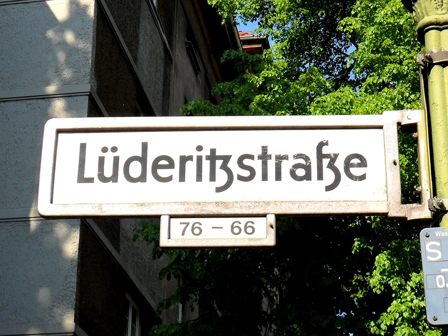 Strassenschild der Lüderitzstrasse in Berlin-Wedding (Afrikanisches Viertel), benannt nach Adolf Lüderitz (1834-1886).