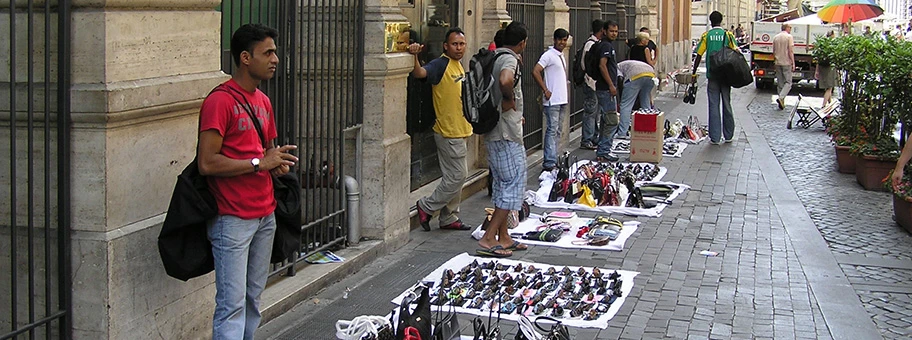 Immigranten verkaufen in den Strassen von Rom Ledertaschen und Sonnenbrillen.
