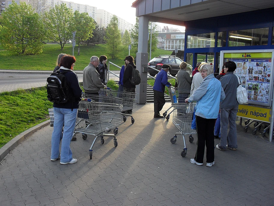 Rentner vor einem Lidl Supermakt in der tschechischen Stadt Stadt Ústí.