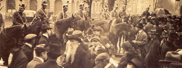 Der Zürcher Paradeplatz wird während dem Generalstreik 1918 von «Kosaken» besetzt.