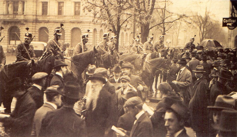 Der Zürcher Paradeplatz wird während dem Generalstreik 1918 von «Kosaken» besetzt.