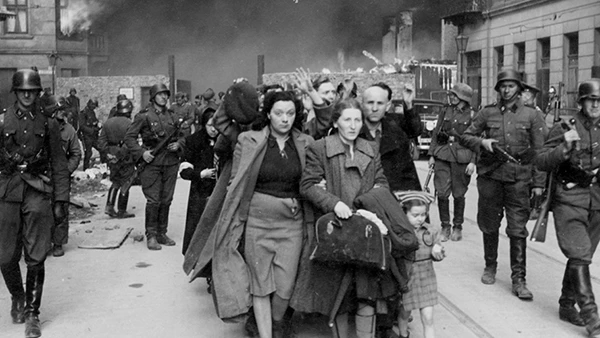 Niederschlagung des Aufstandes im Warschauer Ghetto, April 1943.
