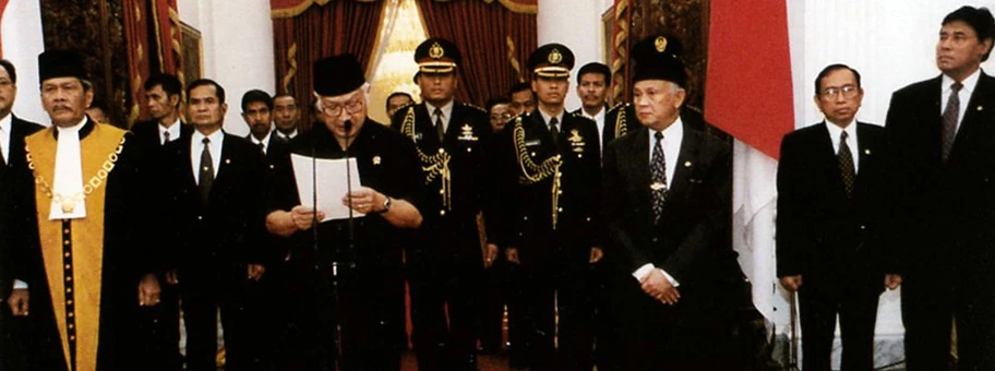 Indonesiens Präsident Suharto bei der Verabschiedung aus seinem Amt 1998.