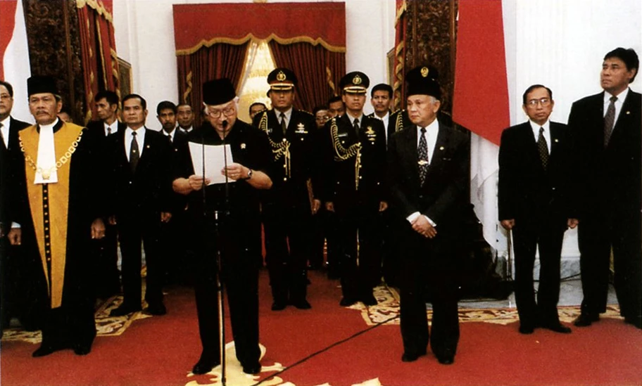 Indonesiens Präsident Suharto bei der Verabschiedung aus seinem Amt 1998.