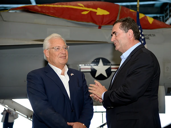 Der israelische Aussenminister Israel Katz (rechts) bei einem Besuch auf dem Flugzeugträger USS George H. W. Bush, Juli 2017.