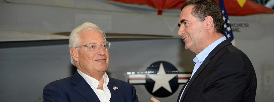Der israelische Aussenminister Israel Katz (rechts) bei einem Besuch auf dem Flugzeugträger USS George H. W. Bush, Juli 2017.