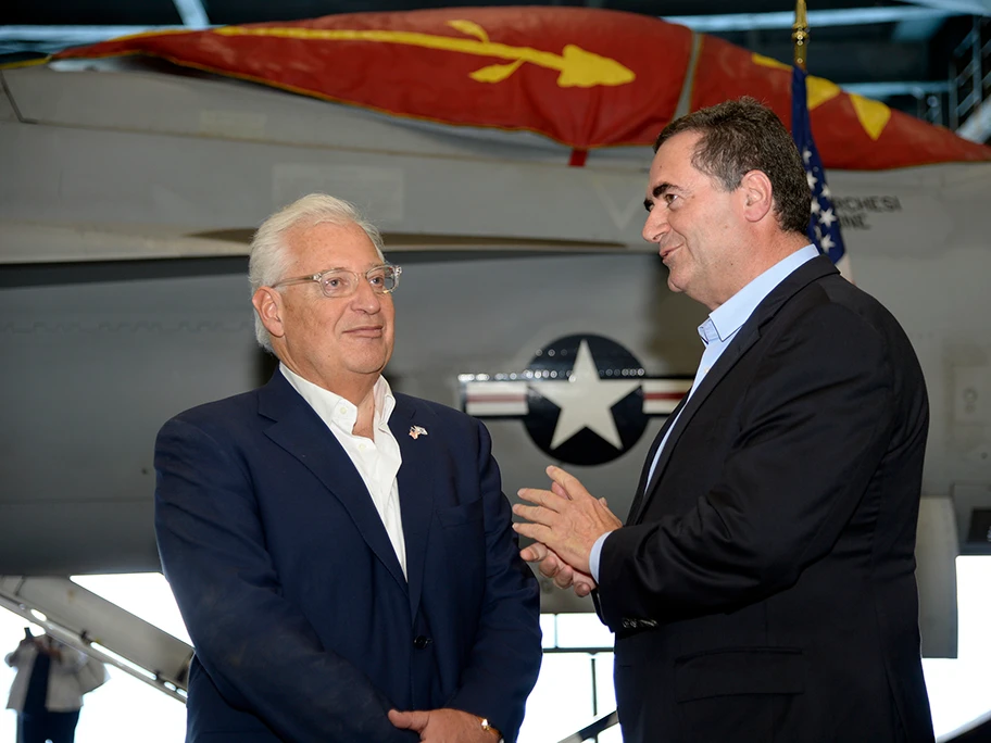 Der israelische Aussenminister Israel Katz (rechts) bei einem Besuch auf dem Flugzeugträger USS George H. W. Bush, Juli 2017.