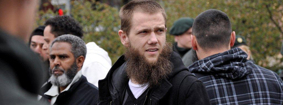 Vor kurzem wurden Anhänger der salafistischen Lies Kampagne bei der Reitschule in Bern gesichtet. Mit der Kampagne eng verknüpft sind die beiden deutschen Salafisten-Prediger Sven Lau (Hier im Bild in seiner Heimatstadt Mönchengladbach) und Pierre Vogel.