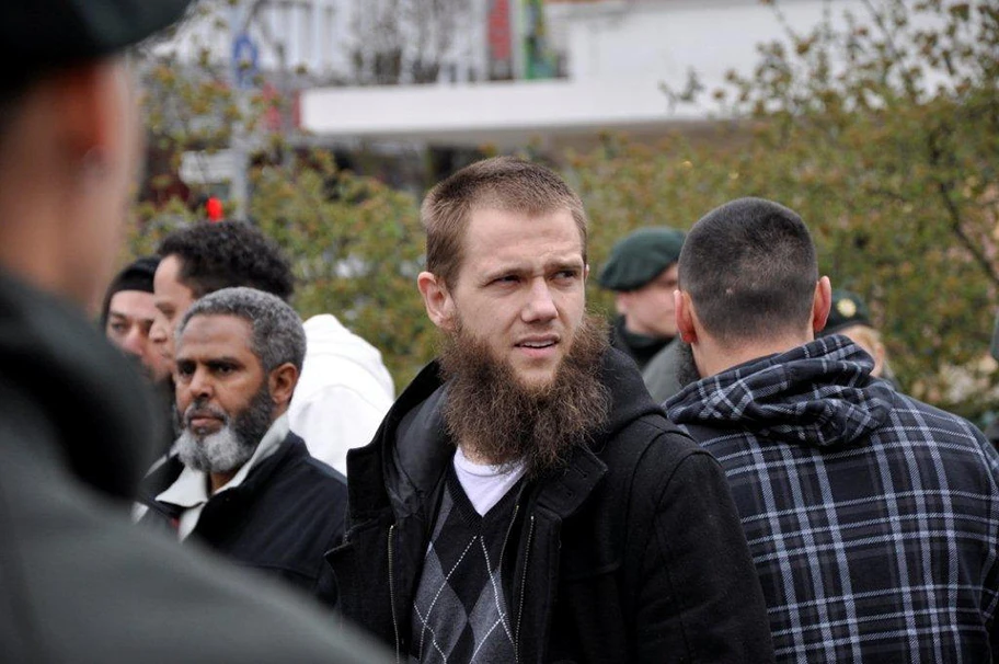 Vor kurzem wurden Anhänger der salafistischen Lies Kampagne bei der Reitschule in Bern gesichtet. Mit der Kampagne eng verknüpft sind die beiden deutschen Salafisten-Prediger Sven Lau (Hier im Bild in seiner Heimatstadt Mönchengladbach) und Pierre Vogel.