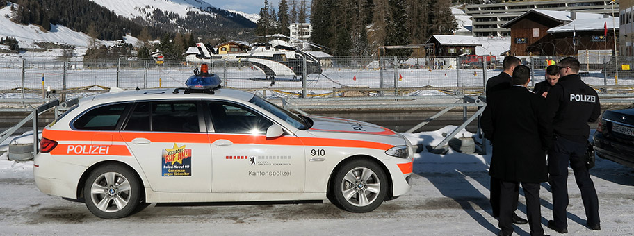 Abgeriegelter Bereich - Polizei am WEF in Davos 2015.