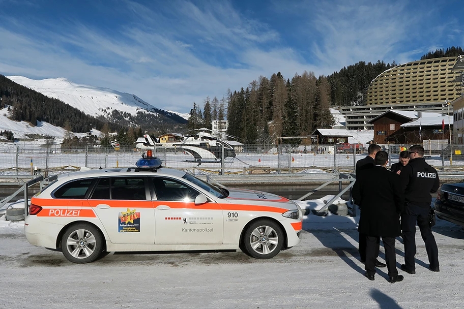 Abgeriegelter Bereich - Polizei am WEF in Davos 2015.