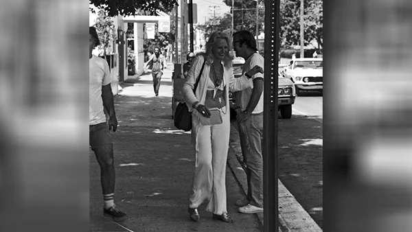 Sylvia Miles (hier bei Dreharbeiten zum Film "33 Grad im Schatten", 1975) spielt in dem Streifen die Rolle von Cass.