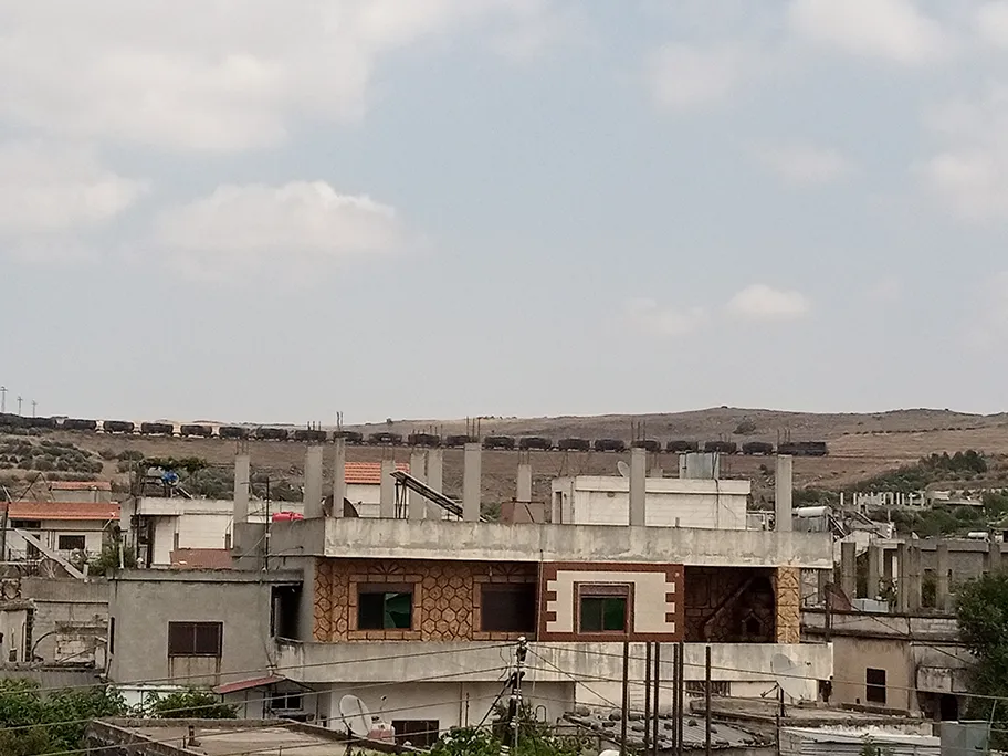 Ein Güterzug der Syrischen Eisenbahn (CFS) östlich des Dorfes Umm Haratayn al-Gharbiyah im westlichen Umland von Homs (Bezirk Talkalakh), Juli 2026.