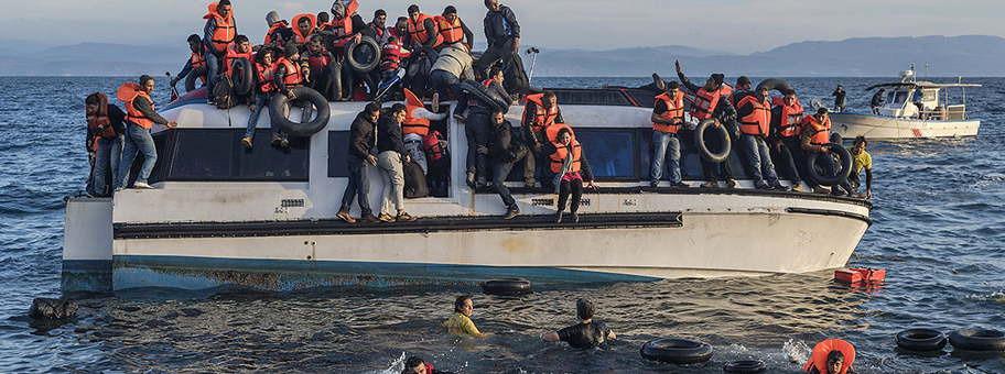 Syrische Kriegsflüchtlinge erreichen von der Türkei her die griechische Insel Lesbos.