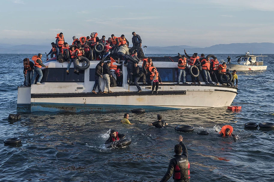 Syrische Kriegsflüchtlinge erreichen von der Türkei her die griechische Insel Lesbos.