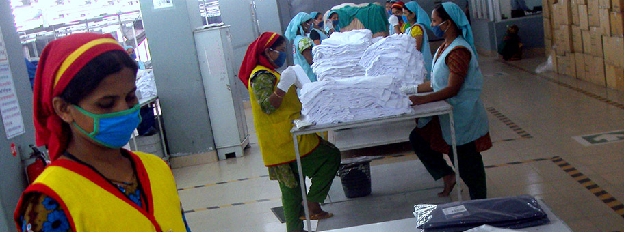 T-Shirt Qualitäts-Check in einer Fabrik in Bangladesch.
