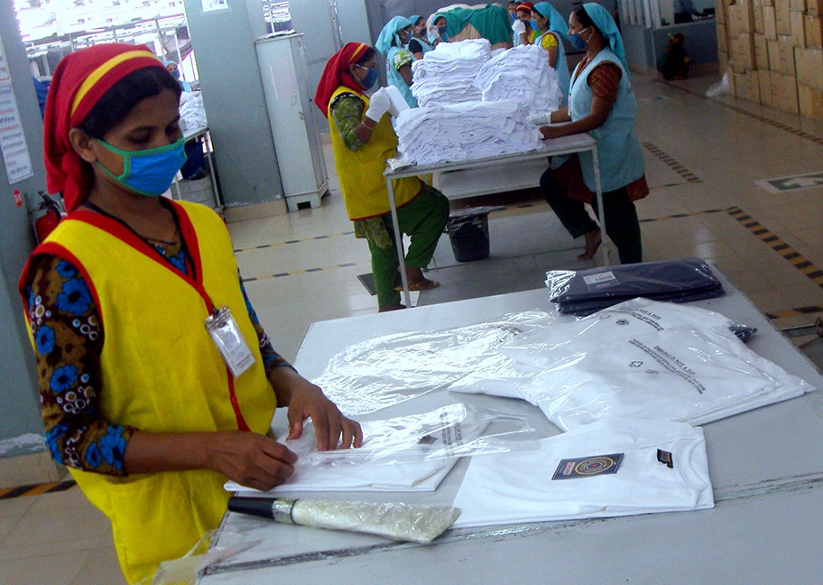 T-Shirt Qualitäts-Check in einer Fabrik in Bangladesch.