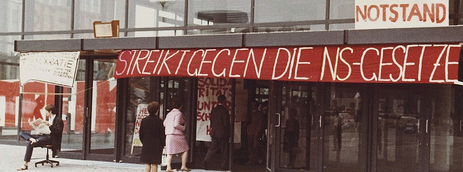 Transparente am Architektur-Gebäude der TU Berlin im Protest gegen die Verabschiedung der Notstandsgesetze, 28. Mai 1968.