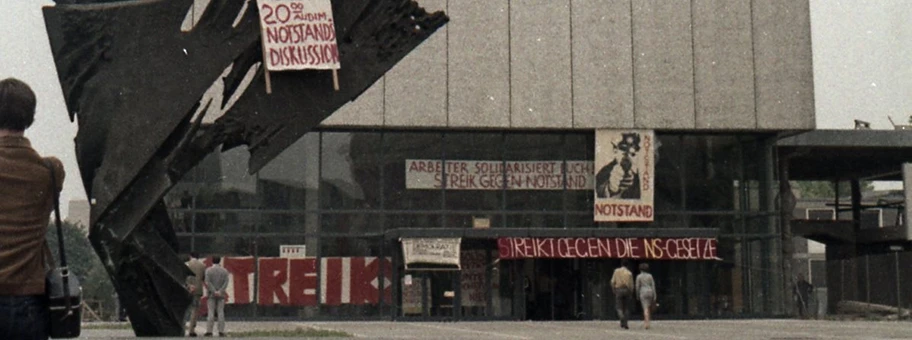 Transparente am Architektur-Gebäude der TU Berlin im Protest gegen die Verabschiedung der Notstandsgesetze, 28. Mai 1968.