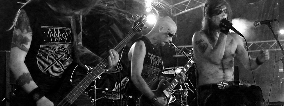 Die norwegische Extreme-Metal-Band «Taake» am Hellfest 2009 in Clisson, Frankreich. Deren Sänger Ulvhedin Hoest trat am 20. März 2007 im Essener Club Turock mit einem auf die Brust gemalten Hakenkreuz auf.