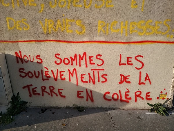 "Nous sommes les soulèvements de la terre en colère" auf einer Mauer in Nantes, neben dem Parc du Plessis-Tison (Rond Point de Paris).