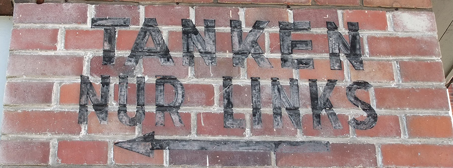 Aufschrift an der Tankstelle der Konsumgenossenschaft Berlin.
