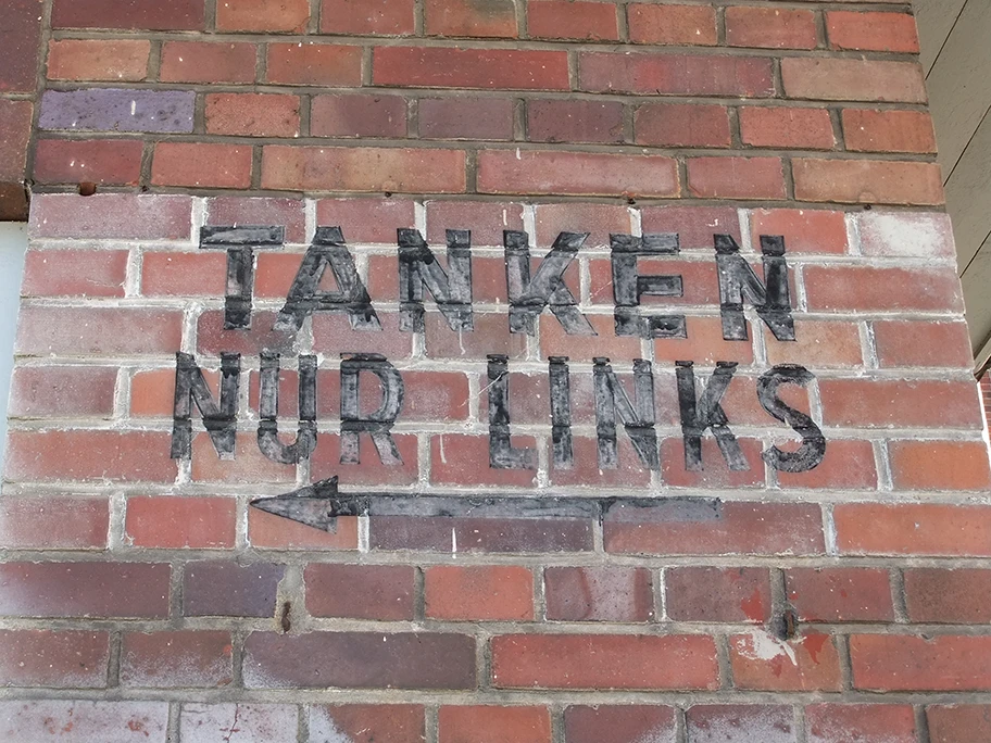 Aufschrift an der Tankstelle der Konsumgenossenschaft Berlin.