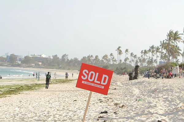 Protestaktion gegen Land Grabbing am Coco Beach in Tanzania.
