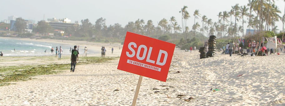 Protestaktion gegen Land Grabbing am Coco Beach in Tanzania.