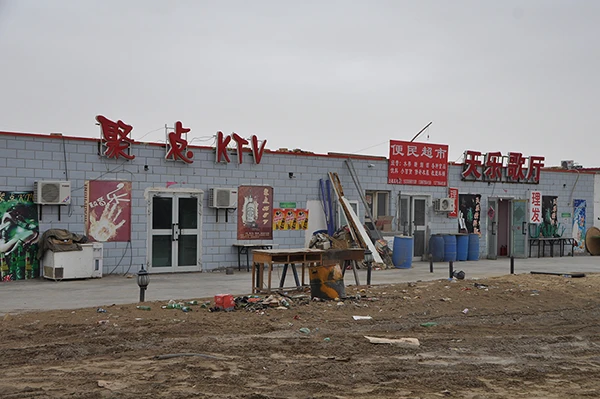Ein Supermarkt und eine Karaoke-Bar an der Kreuzung der Tajie-Autobahn in Xinjiang.