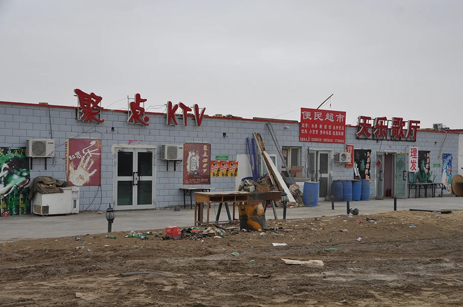 Ein Supermarkt und eine Karaoke-Bar an der Kreuzung der Tajie-Autobahn in Xinjiang.