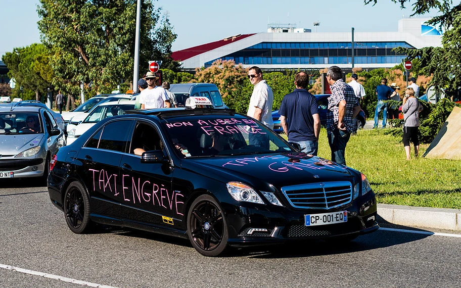 Taxi-Streik in Frankreich gegen den Online-Vermittlungsdienst Uber.