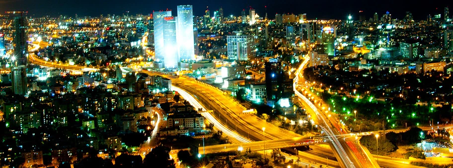 Skyline von Tel Aviv in der Nacht.