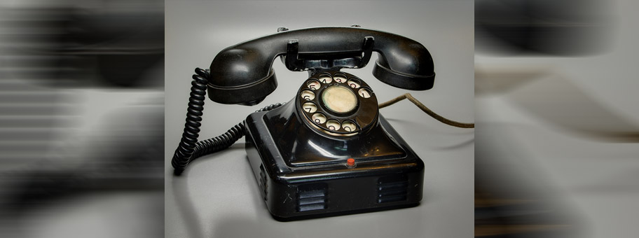 Wählscheibentelefon, möglicherweise aus Belgien, der Schaltplan im Inneren ist in französisch und niederländisch beschriftet.