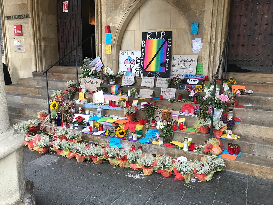 Temporäre Gedenkstätte für den ermordeten Transmann Malte in Münster 2022.