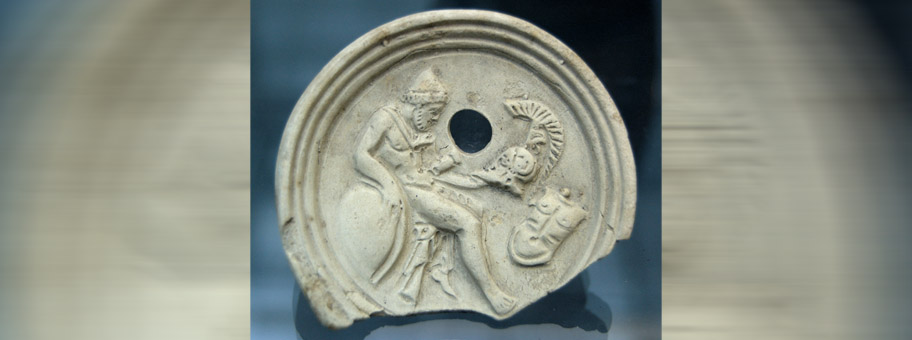 Odysseus sinnend, mit den Waffen Achills (Schild, Helm und Panzer). Tonöllampe, 1. Jh. n. Chr.