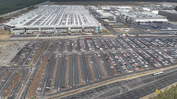 Blick auf das Gelände der Tesla Gigafactory Berlin-Brandenburg, Juli 2023.