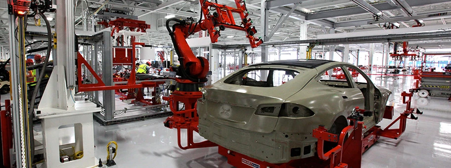 Industrieroboter bei Tesla an einem Model S.