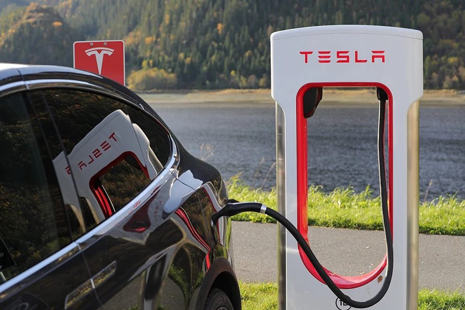 Tesla-Auto an einer elektrischen Zapfsäule.