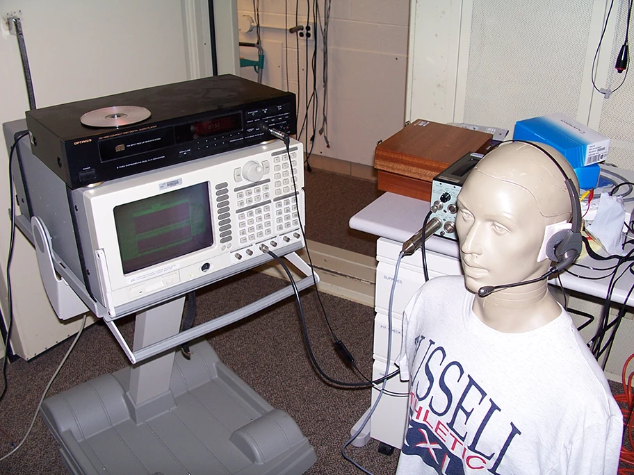 Headset-Test mit einem Call Center Dummy.