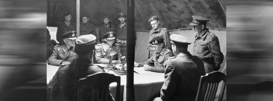 Generaladmiral von Friedeburg und Feldmarschall Bernard Montgomery am 4. Mai 1945 bei der Unterzeichnung der Kapitulationserklärung.