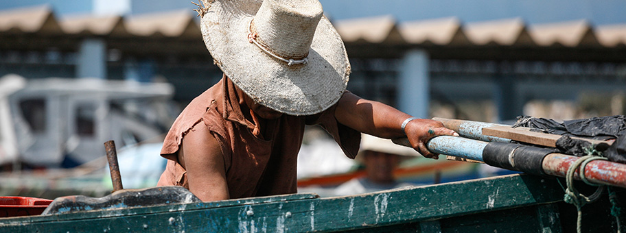 Fischer mit Boot in Peru.