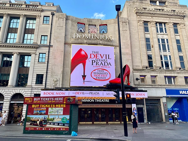„Der Teufel trägt Prada“ im Dominion Theatre, Tottenham Court Road, Juli 2025.