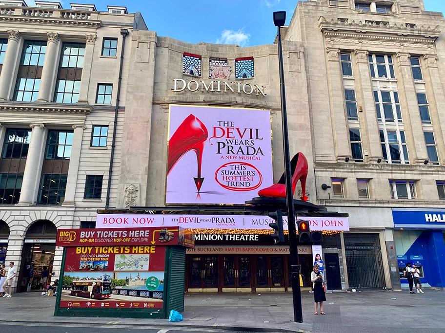 „Der Teufel trägt Prada“ im Dominion Theatre, Tottenham Court Road, Juli 2025.