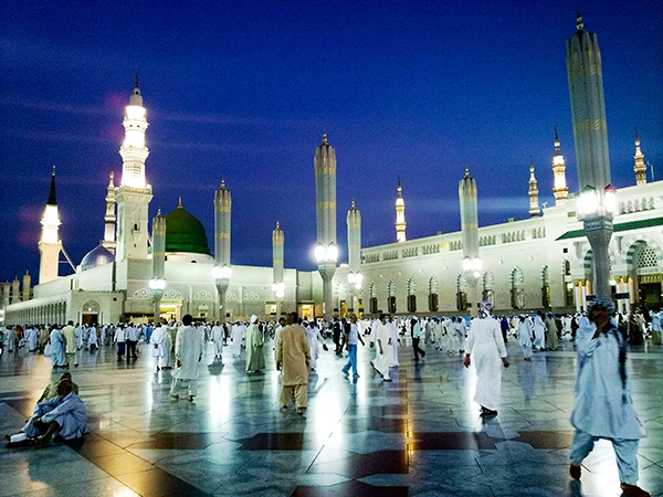 Die Prophetenmoschee in Medina, Saudi-Arabien, ist nach der al-Haram-Moschee in Mekka die zweitheiligste Moschee im Islam.