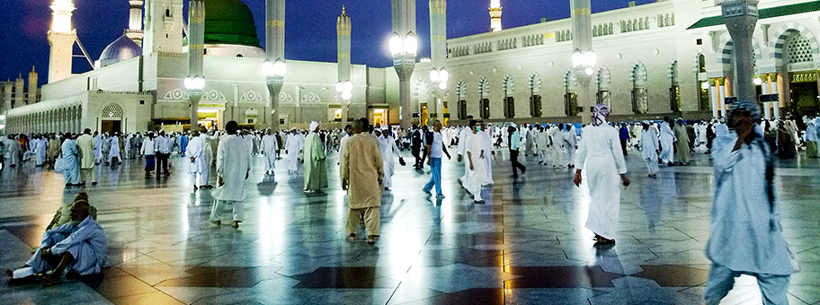 Die Prophetenmoschee in Medina, Saudi-Arabien, ist nach der al-Haram-Moschee in Mekka die zweitheiligste Moschee im Islam.