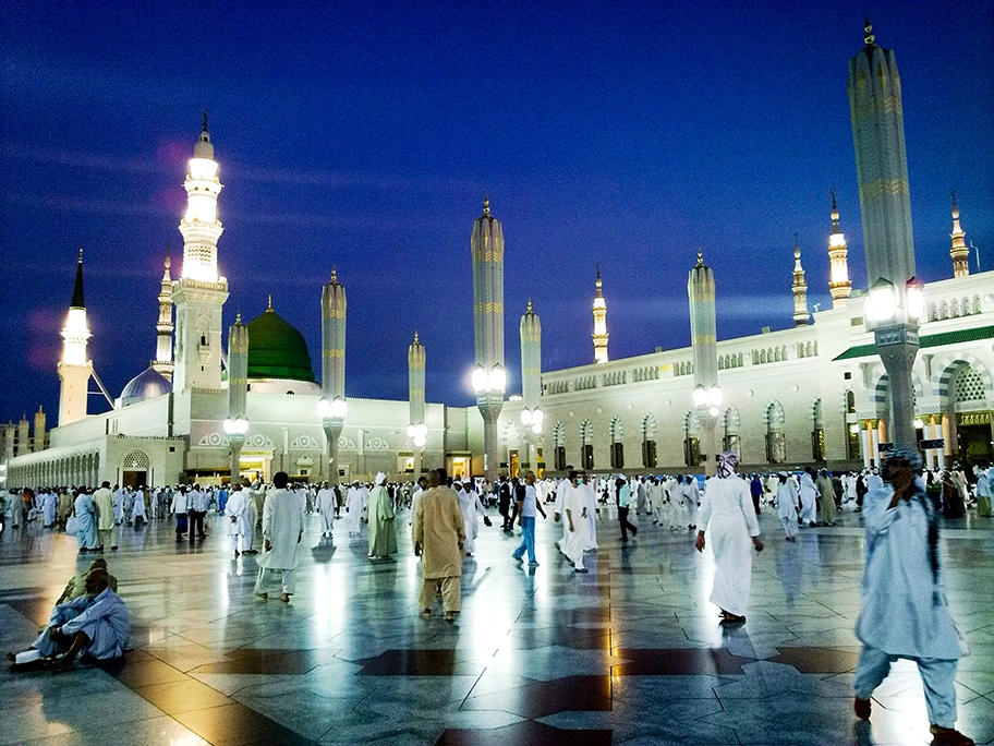 Die Prophetenmoschee in Medina, Saudi-Arabien, ist nach der al-Haram-Moschee in Mekka die zweitheiligste Moschee im Islam.