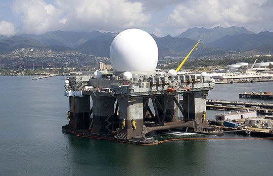 Schwimmende Radarstation (SBX-1) der US-Armee in Pearl Harbor, Hawaii.