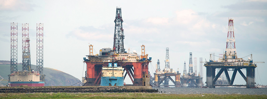 Die Folgen des Preiszerfalls - stillgelegte Ölplattformen vor der Küste Schottlands im Juni 2015.